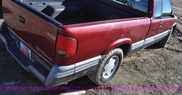image for item G7183 1994 GMC Sonoma SLE Ext. Cab pickup truck