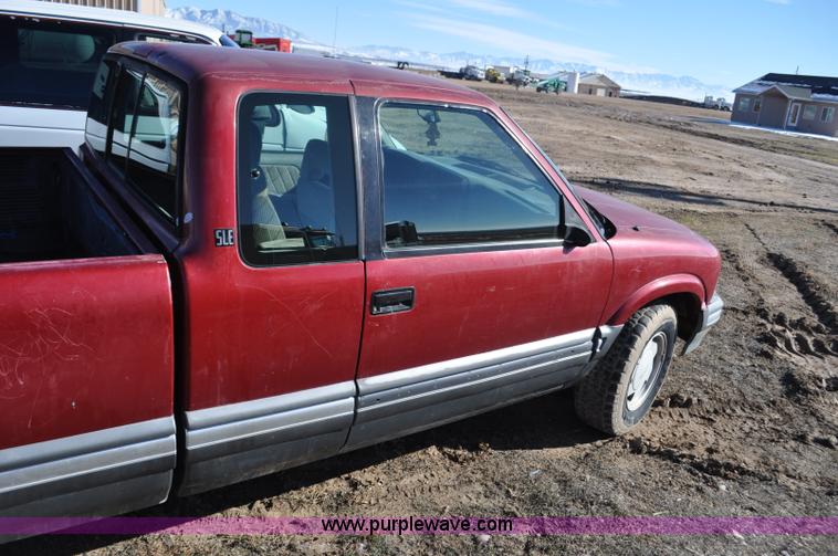 image for item G7183 1994 GMC Sonoma SLE Ext. Cab pickup truck