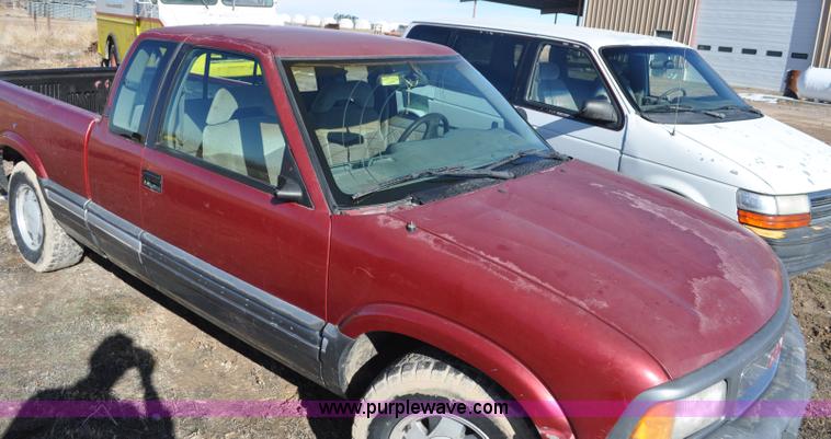 image for item G7183 1994 GMC Sonoma SLE Ext. Cab pickup truck