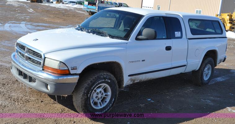 image for item G7185 1999 Dodge Dakota Club Cab pickup truck