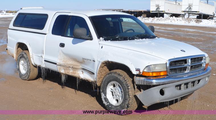 image for item G7185 1999 Dodge Dakota Club Cab pickup truck