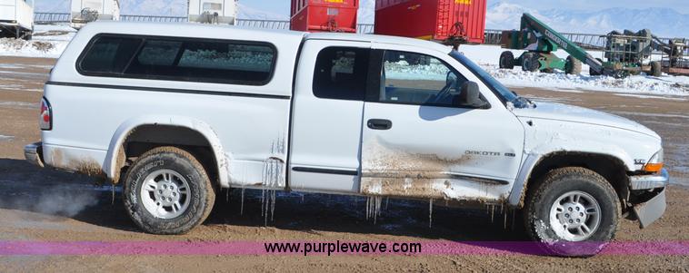 image for item G7185 1999 Dodge Dakota Club Cab pickup truck