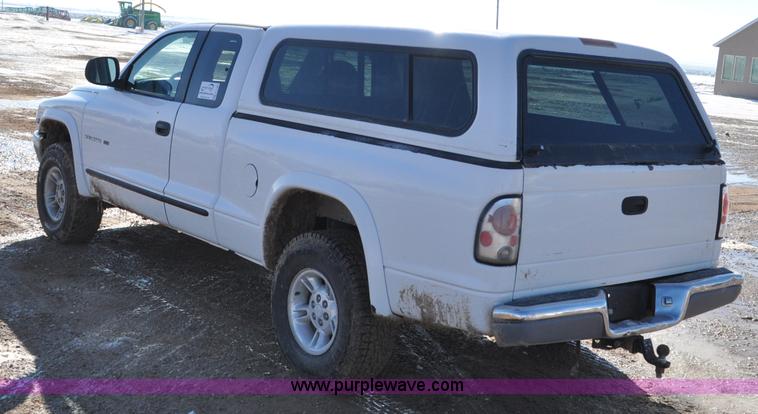 image for item G7185 1999 Dodge Dakota Club Cab pickup truck