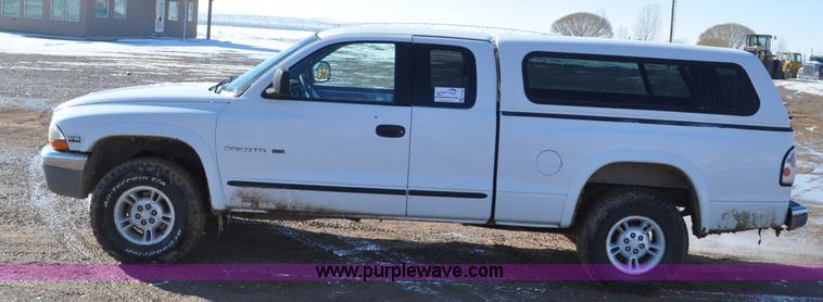 image for item G7185 1999 Dodge Dakota Club Cab pickup truck