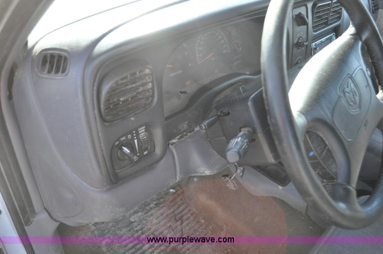 image for item G7185 1999 Dodge Dakota Club Cab pickup truck