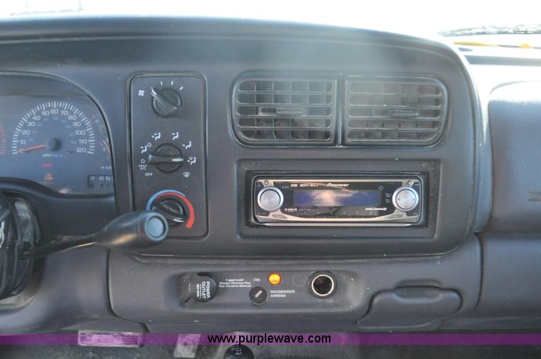 image for item G7185 1999 Dodge Dakota Club Cab pickup truck