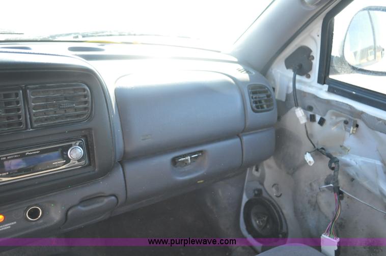 image for item G7185 1999 Dodge Dakota Club Cab pickup truck