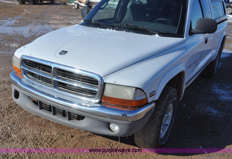 image for item G7185 1999 Dodge Dakota Club Cab pickup truck