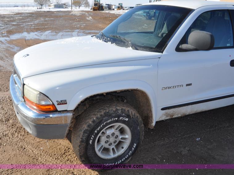 image for item G7185 1999 Dodge Dakota Club Cab pickup truck