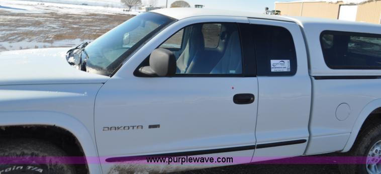 image for item G7185 1999 Dodge Dakota Club Cab pickup truck