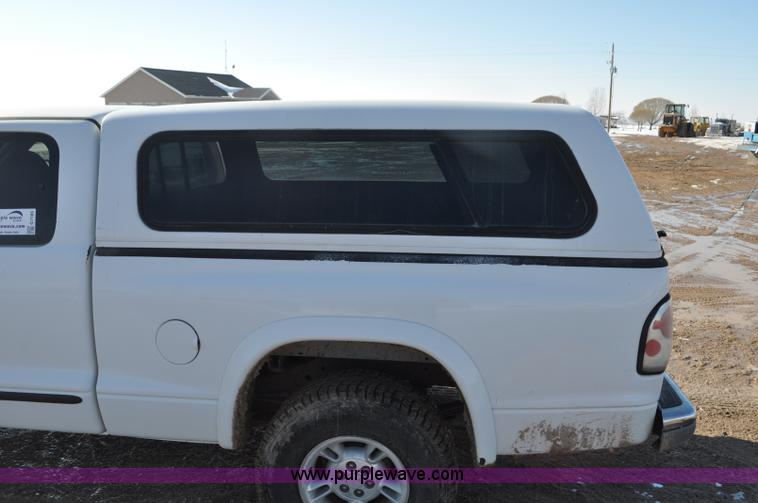 image for item G7185 1999 Dodge Dakota Club Cab pickup truck