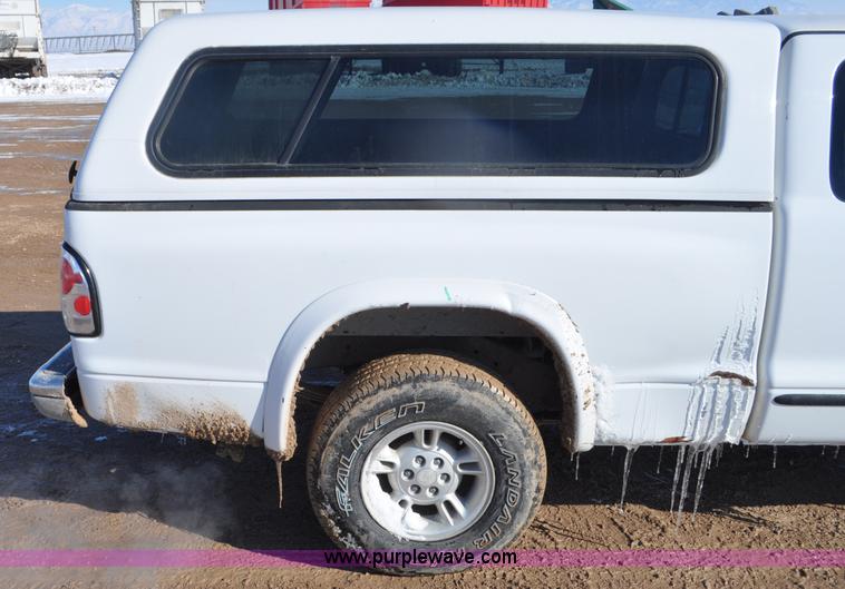 image for item G7185 1999 Dodge Dakota Club Cab pickup truck