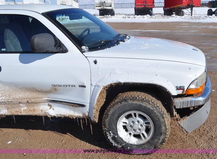 image for item G7185 1999 Dodge Dakota Club Cab pickup truck