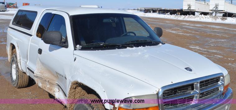 image for item G7185 1999 Dodge Dakota Club Cab pickup truck