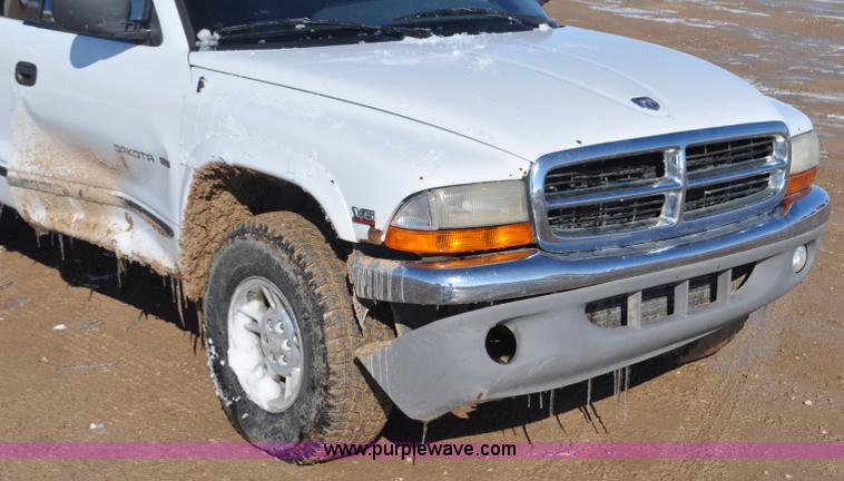 image for item G7185 1999 Dodge Dakota Club Cab pickup truck