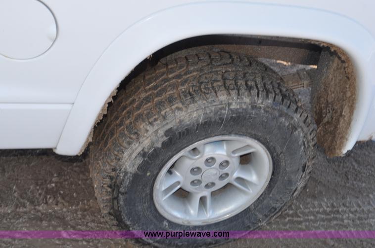 image for item G7185 1999 Dodge Dakota Club Cab pickup truck