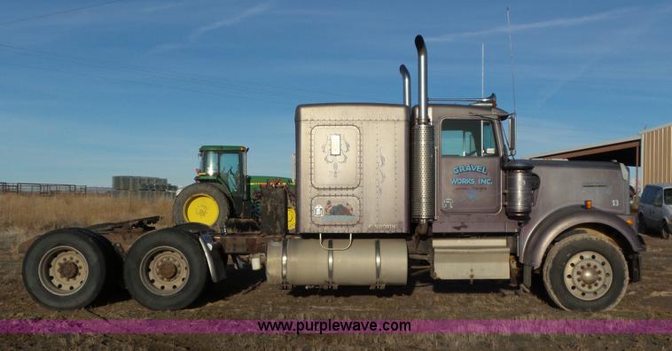 image for item J8320 1988 Kenworth W900 semi truck