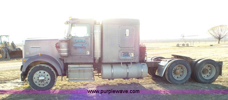 image for item J8320 1988 Kenworth W900 semi truck