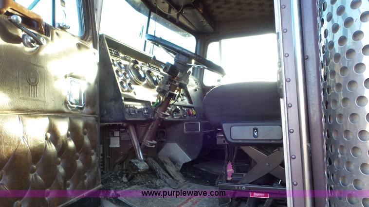 image for item J8320 1988 Kenworth W900 semi truck