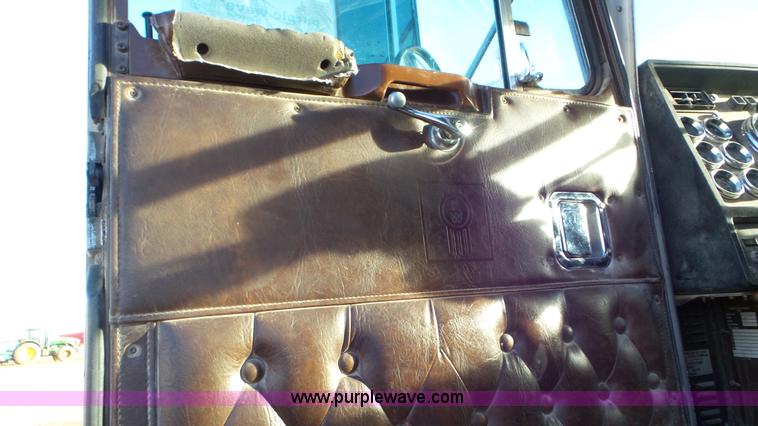 image for item J8320 1988 Kenworth W900 semi truck