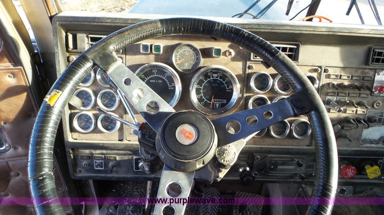 image for item J8320 1988 Kenworth W900 semi truck