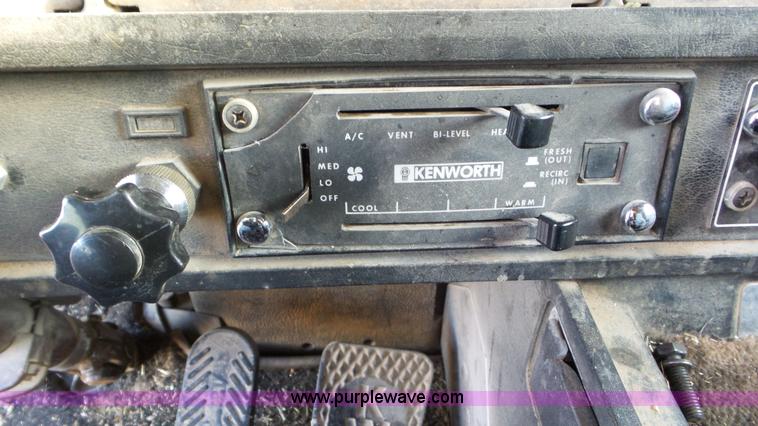 image for item J8320 1988 Kenworth W900 semi truck