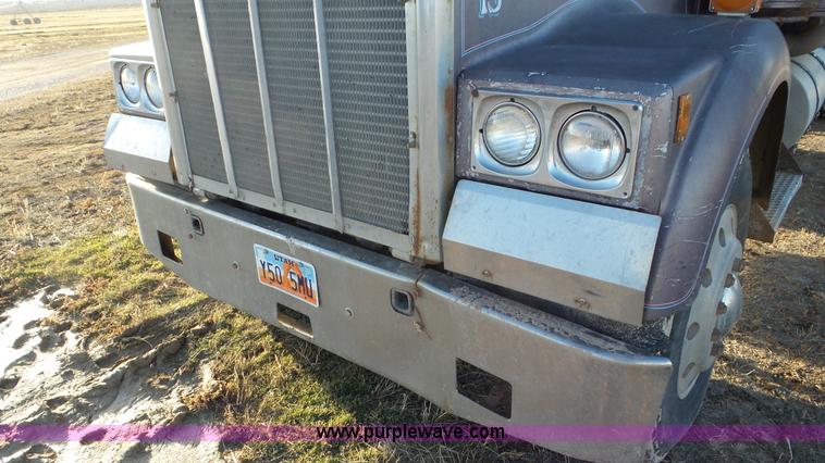 image for item J8320 1988 Kenworth W900 semi truck