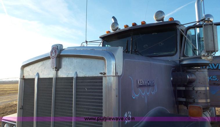 image for item J8320 1988 Kenworth W900 semi truck