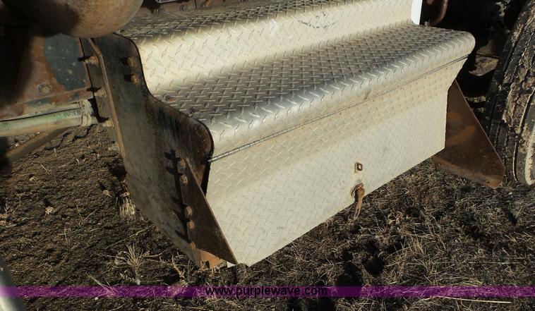 image for item J8320 1988 Kenworth W900 semi truck