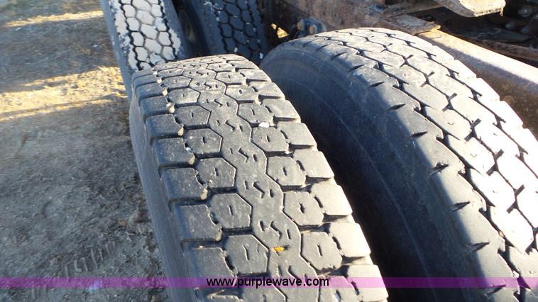 image for item J8320 1988 Kenworth W900 semi truck