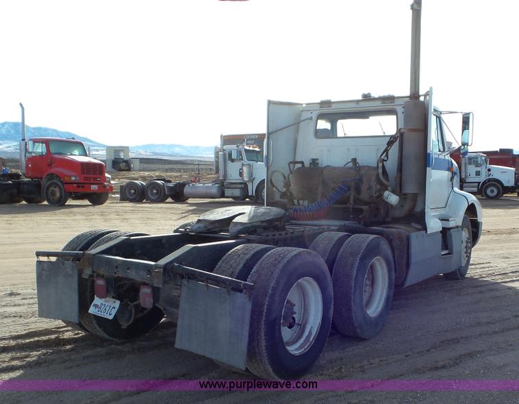 image for item J8328 1990 International 8300 semi truck