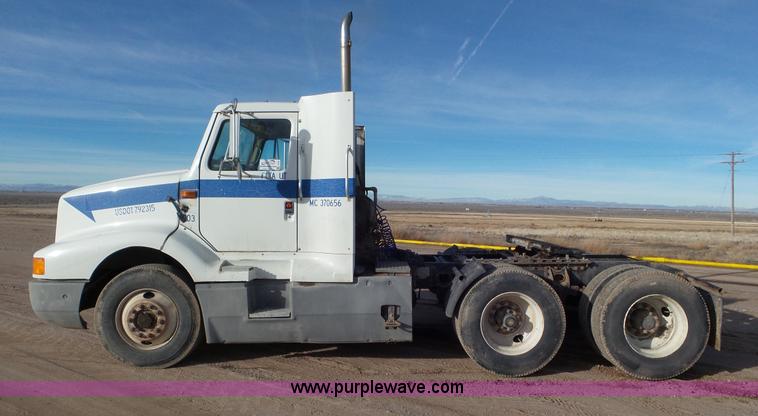image for item J8328 1990 International 8300 semi truck
