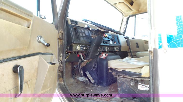 image for item J8328 1990 International 8300 semi truck