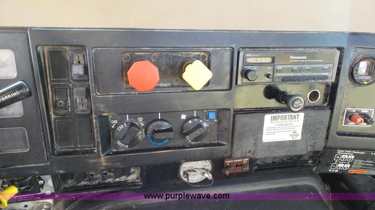 image for item J8328 1990 International 8300 semi truck