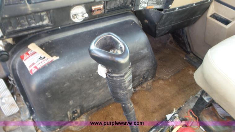 image for item J8328 1990 International 8300 semi truck