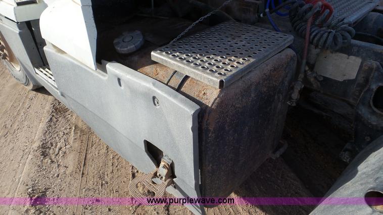 image for item J8328 1990 International 8300 semi truck