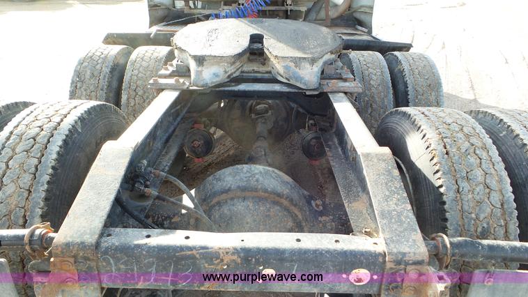 image for item J8328 1990 International 8300 semi truck