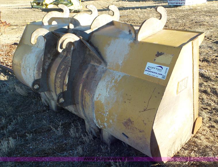 image for item J8338 Caterpillar loader bucket