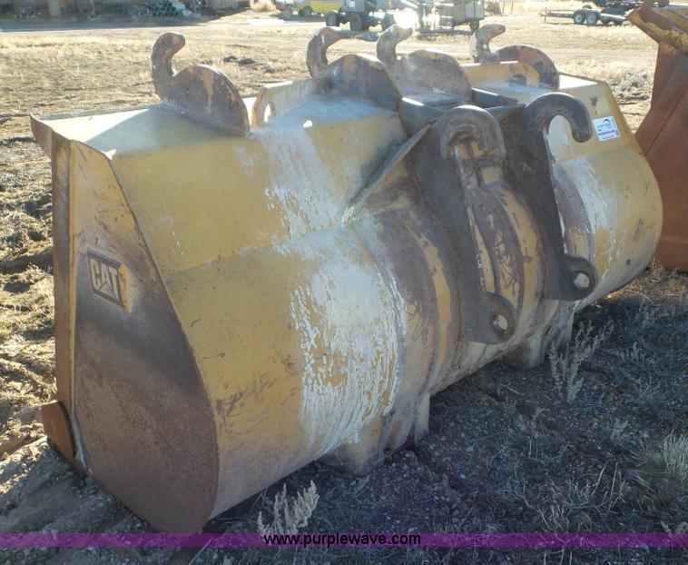 image for item J8338 Caterpillar loader bucket
