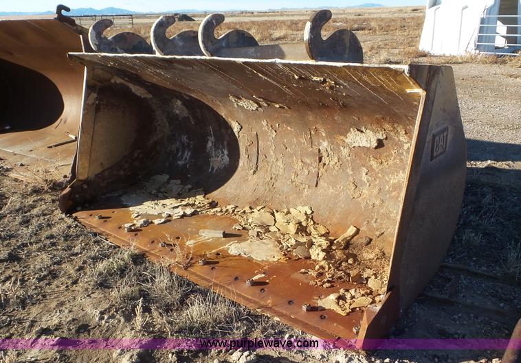 image for item J8338 Caterpillar loader bucket