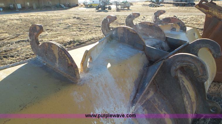 image for item J8338 Caterpillar loader bucket