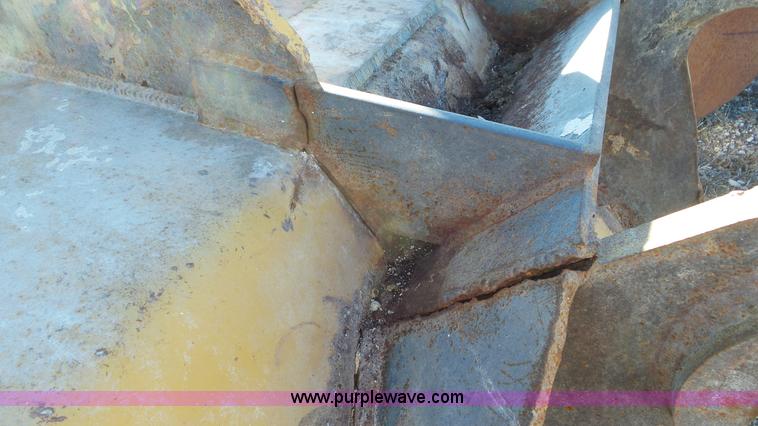 image for item J8338 Caterpillar loader bucket