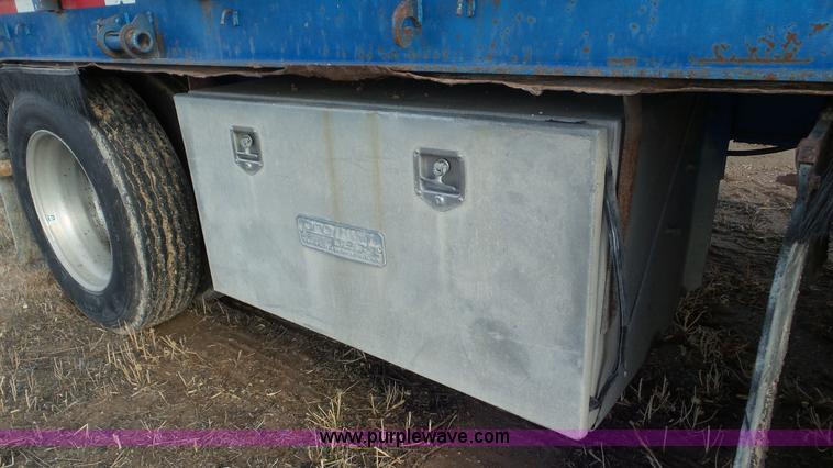 image for item J8366 1988 Western Trailers flatbed trailer