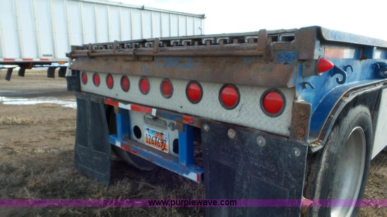 image for item J8366 1988 Western Trailers flatbed trailer