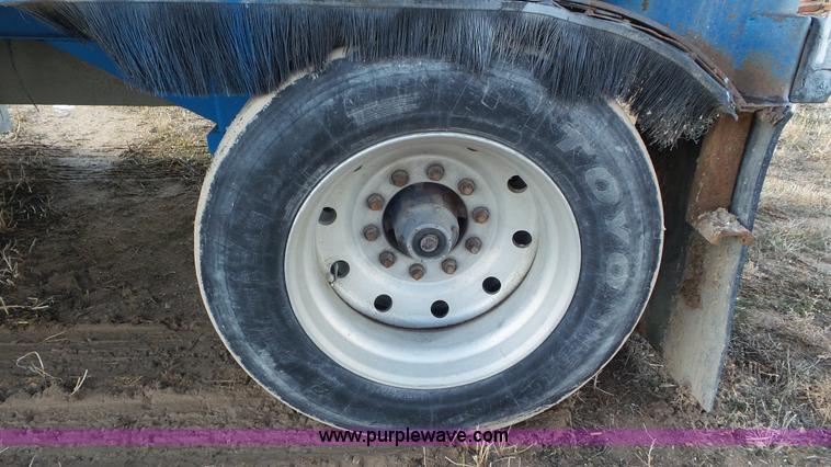 image for item J8366 1988 Western Trailers flatbed trailer