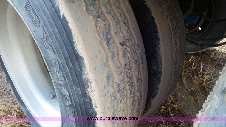 image for item J8366 1988 Western Trailers flatbed trailer