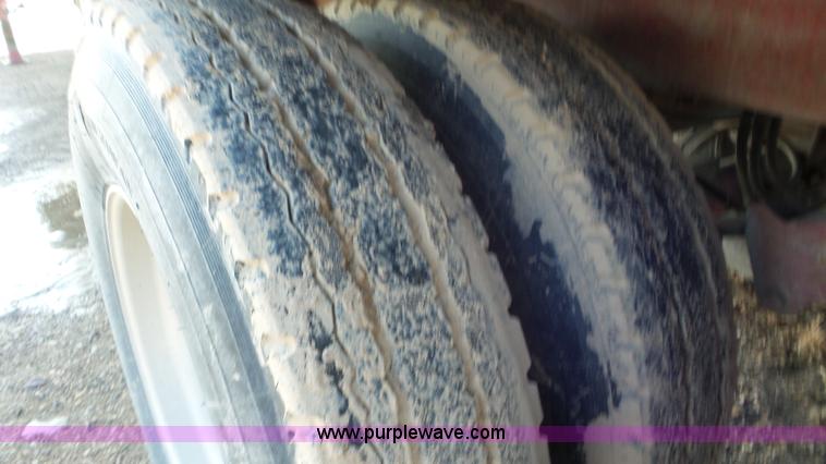 image for item J8367 1996 Western Trailers live bottom trailer