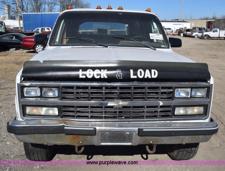 image for item L1055 1990 Chevrolet Suburban 2500 SUV