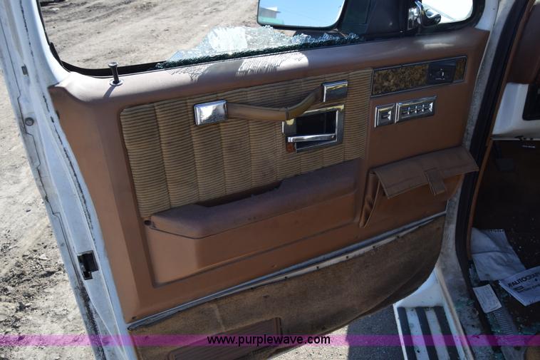 image for item L1055 1990 Chevrolet Suburban 2500 SUV