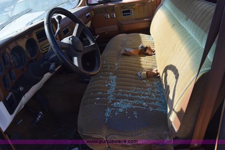 image for item L1055 1990 Chevrolet Suburban 2500 SUV